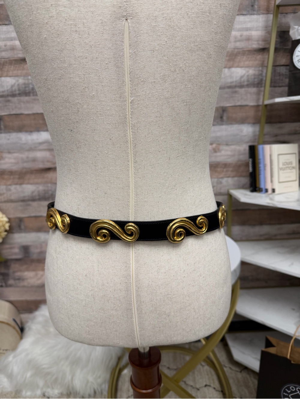 Avignon black belt with gold medallion detail M